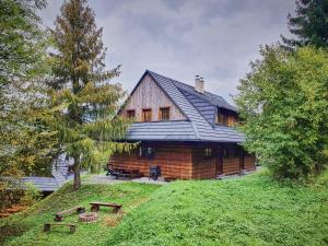 una grande casa in legno con tetto a gambero di Chata Vŕšky Terchová a Terchová