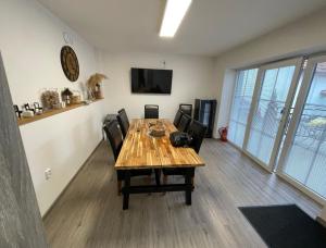 - une salle à manger avec une table et des chaises en bois dans l'établissement Rezidence Kobylí, à Kobylí