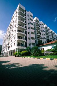 un grande condominio bianco con cortile di Guesture Serviced Residences, Alta Vista a Bangalore