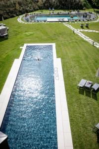 vista sul tetto di una piscina in un cortile di Garden Park Hotel a Prato allo Stelvio