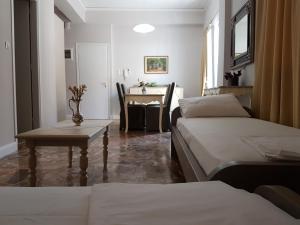 Łóżko lub łóżka w pokoju w obiekcie Heraklion Old Port Apartments