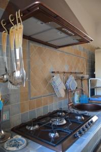 uma placa de fogão na cozinha com um espelho em Sicilian Seaside Apartments em Augusta