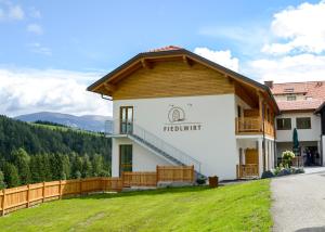 akritkritkritkritkritkrit casa nas montanhas com um relvado verde em Gästehaus Fiedlwirt em Obdach