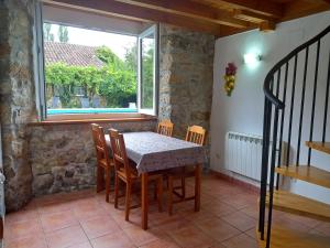 a dining room with a table and chairs and a window at Errotazar apartamento rural K in Alsasua +11 photos