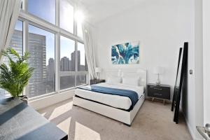 ICONIC LUXURIOUS HIGH CEILINGS UNIT BRICKELL w في ميامي: غرفة نوم بيضاء بها سرير ونوافذ كبيرة +29 صورة