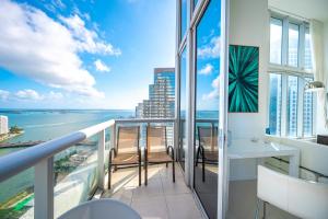 ICONIC LUXURIOUS HIGH CEILINGS UNIT BRICKELL w في ميامي: شرفة مع كراسي وإطلالة على المحيط