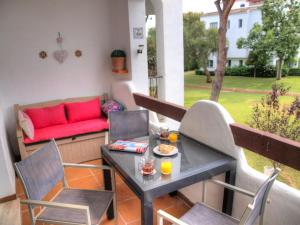 einen Balkon mit einem Tisch, Stühlen und einem Sofa in der Unterkunft Sun Beach Apartment in Estepona