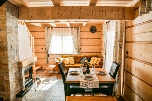 - un salon avec une table et un canapé dans l'établissement Domki 4 Seasons Zakopane, à Zakopane