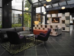 奧胡斯的住宿－西奧胡斯斯堪迪克酒店，大堂配有沙发、椅子和桌子