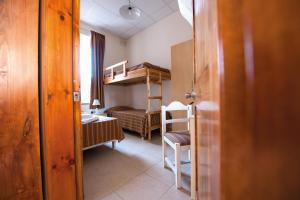 מיטה או מיטות קומותיים בחדר ב-SC Club Village