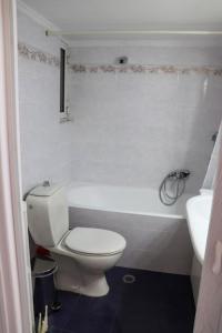 Superior Double Room with Stunning Sea View. DT tesisinde bir banyo