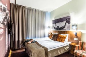 Säng eller sängar i ett rum på Scandic Stora Hotellet