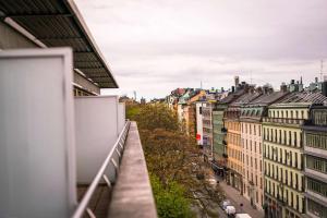 - un balcon offrant une vue sur une ville avec des bâtiments dans l'établissement Scandic Anglais, à Stockholm