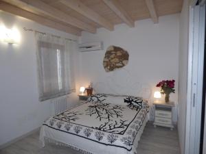A bed or beds in a room at NICOLE DONEY LOCAZIONE TURISTICA