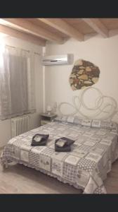 A bed or beds in a room at NICOLE DONEY LOCAZIONE TURISTICA