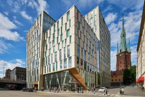 斯德哥尔摩斯堪迪克的一座高大的玻璃建筑,前面的人在步行