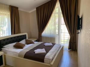 Postel nebo postele na pokoji v ubytování Villa Astoria Bakuriani