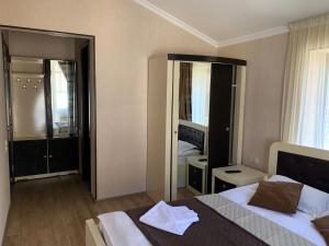 Postel nebo postele na pokoji v ubytování Villa Astoria Bakuriani