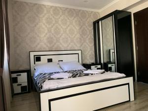 Postel nebo postele na pokoji v ubytování Villa Astoria Bakuriani