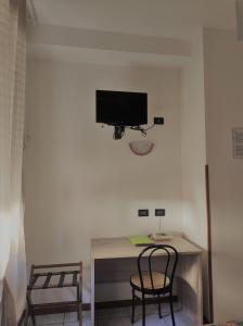 Televízia a/alebo spoločenská miestnosť v ubytovaní Hotel Marinoni