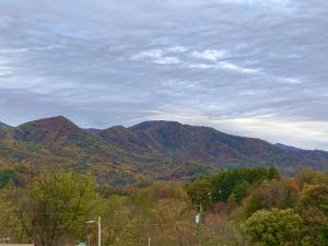 vista su una catena montuosa con alberi e nuvole di Smokey Mountain Overlook a Bryson City