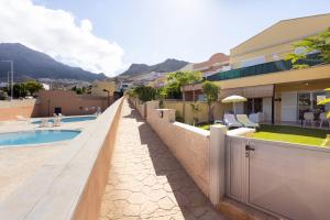 een uitzicht op een huis met een zwembad bij Nice Garden Valle del Sol in Adeje