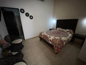 1 dormitorio con 1 cama, mesa y sillas en Chacala Arrecifes 1 para 2 con Aire Acondicionado a solo 50 mts de la Playa ARF1, en Chacala