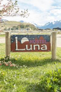 a sign for a livestock clinic in the grass at Hostel Luna Country in El Chalten