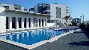 una piscina frente a un edificio en Begonia, en Orihuela Costa 20 fotos más