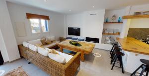 sala de estar con sofá y mesa en Casa López- Lujosa casa de playa en Málaga en Málaga