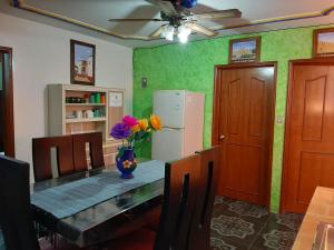 Una cocina con una mesa con un jarrón de flores encima. en Casa Xochimilco, en Oaxaca City