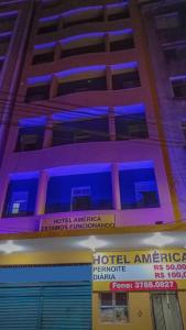 um edifício com luzes azuis na lateral em Hotel América no Recife