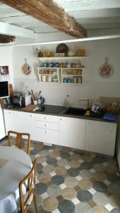 Кухня или кухненски бокс в Quieta casetta in una Liguria insolita