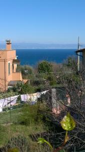 una casa en una colina con el océano en el fondo en Quieta casetta in una Liguria insolita, en Bergeggi