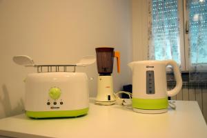 サンタ・マルゲリータ・リグレにあるSunrise Apartmentの台所のカウンターに座る家電製品2台