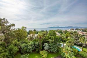 una vista aérea de un complejo con piscina y árboles en Luxury penthouse breathtaking sea view 200m2 terrace in the Cannes center, en Cannes