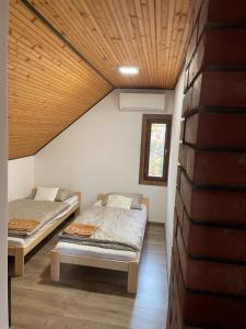 A bed or beds in a room at Perényi Pince és Vendégház Hajós