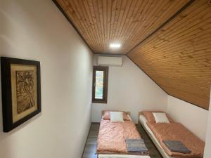 A bed or beds in a room at Perényi Pince és Vendégház Hajós