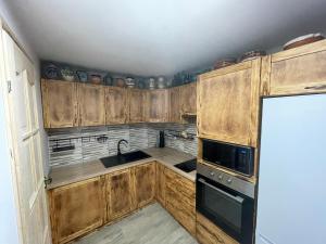 A kitchen or kitchenette at Perényi Pince és Vendégház Hajós