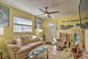 Istumisnurk majutusasutuses Comfy Dunedin Escape 1 Block to Main Street!