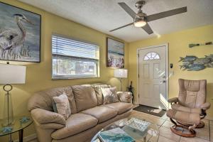 Istumisnurk majutusasutuses Comfy Dunedin Escape 1 Block to Main Street!