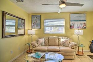Istumisnurk majutusasutuses Comfy Dunedin Escape 1 Block to Main Street!