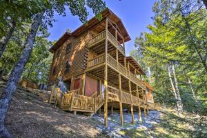 una gran cabaña de madera en el bosque con árboles en Lovely Log Cabin and Bunkhouse with Views and Yard!, en Cherry Log
