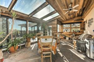 sala de estar con ventilador de techo, mesa y sillas en El Prado Home with Hot Tub, Panoramic Mtn Views, en El Prado
