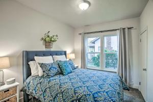 Giường trong phòng chung tại High-End and Homey Family Abode Walk Downtown!