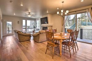 Un comedor y una sala de estar con mesa y sillas. en Balcony and Easy Mtn Access Condo in Keystone!, en Keystone