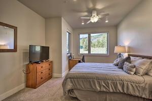1 dormitorio con 1 cama y TV de pantalla plana en Keystone Condo with Balcony and Easy Mountain Access! en Keystone