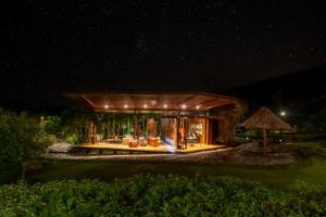 ein Haus unter einem Sternenhimmel in der Nacht in der Unterkunft Ecolirios Boutique Hotel and Spa in Guácimo