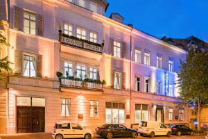 een groot gebouw met auto's geparkeerd voor het bij Hotel Aurora in Wiesbaden