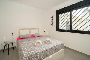 Łóżko lub łóżka w pokoju w obiekcie Flamingo playa 8